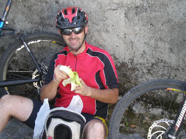 114- Como gosta de descascar a banana.JPG